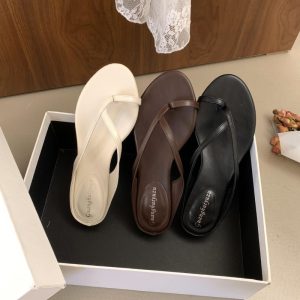 2025 Summer Niche Design Low Heel Thong Slippers for Women Vacation Kitten Heel Open Toe Sandals