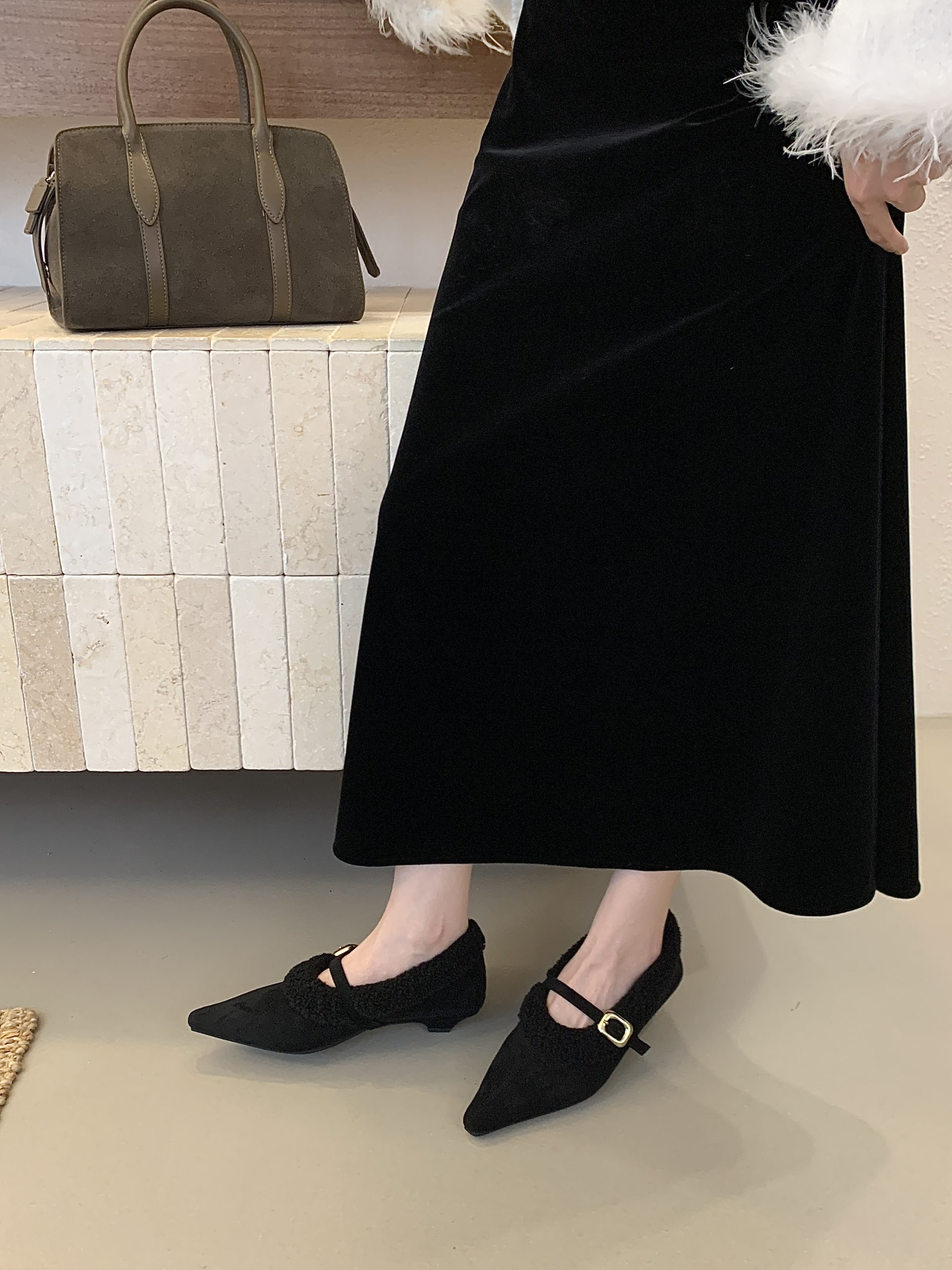 2025 New Winter Furry Pointed Toe Low Heel Lined Collar Chunky Heel One-Strap Fashion Comfort Women's Shoes - Image 4