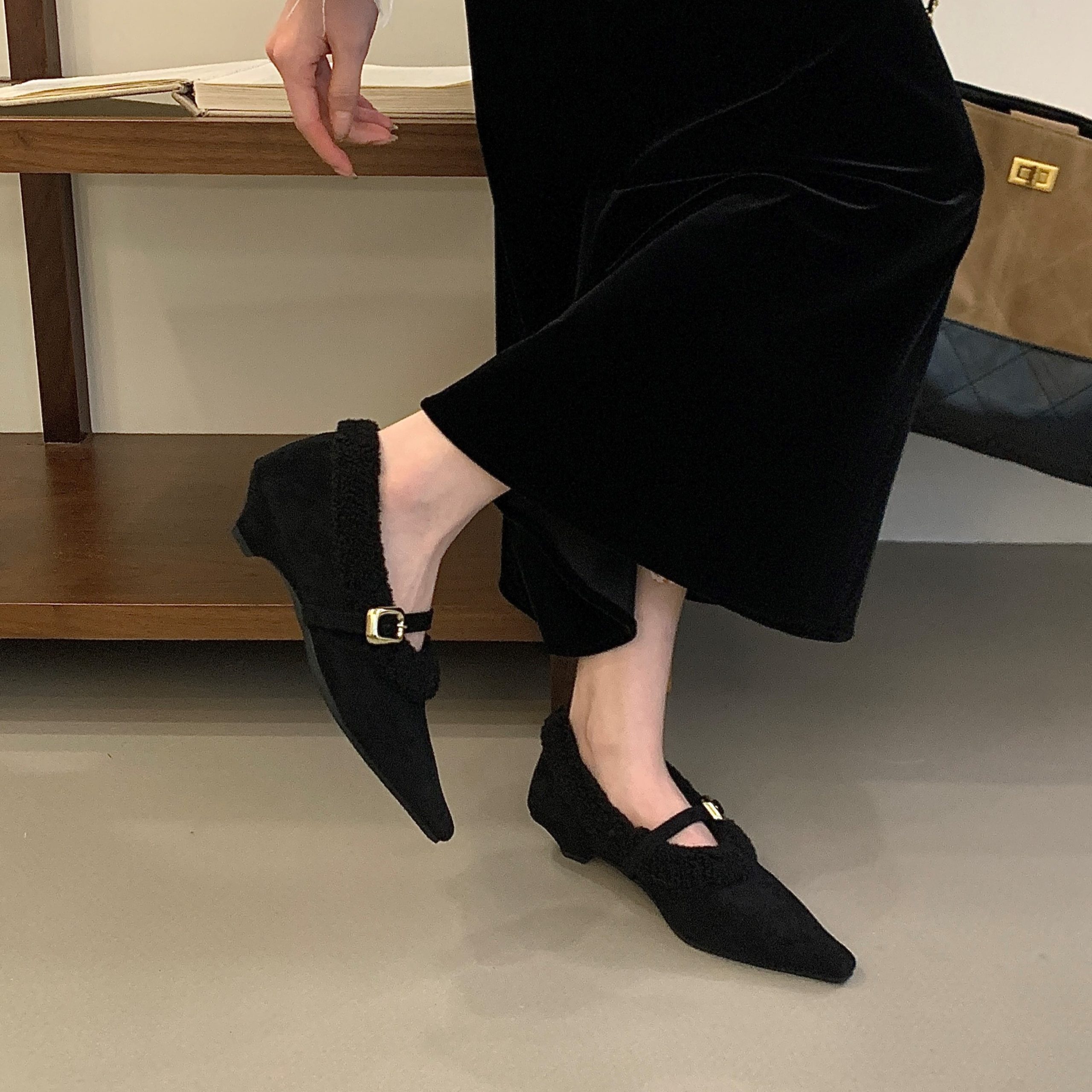 2025 New Winter Furry Pointed Toe Low Heel Lined Collar Chunky Heel One-Strap Fashion Comfort Women's Shoes - Image 5