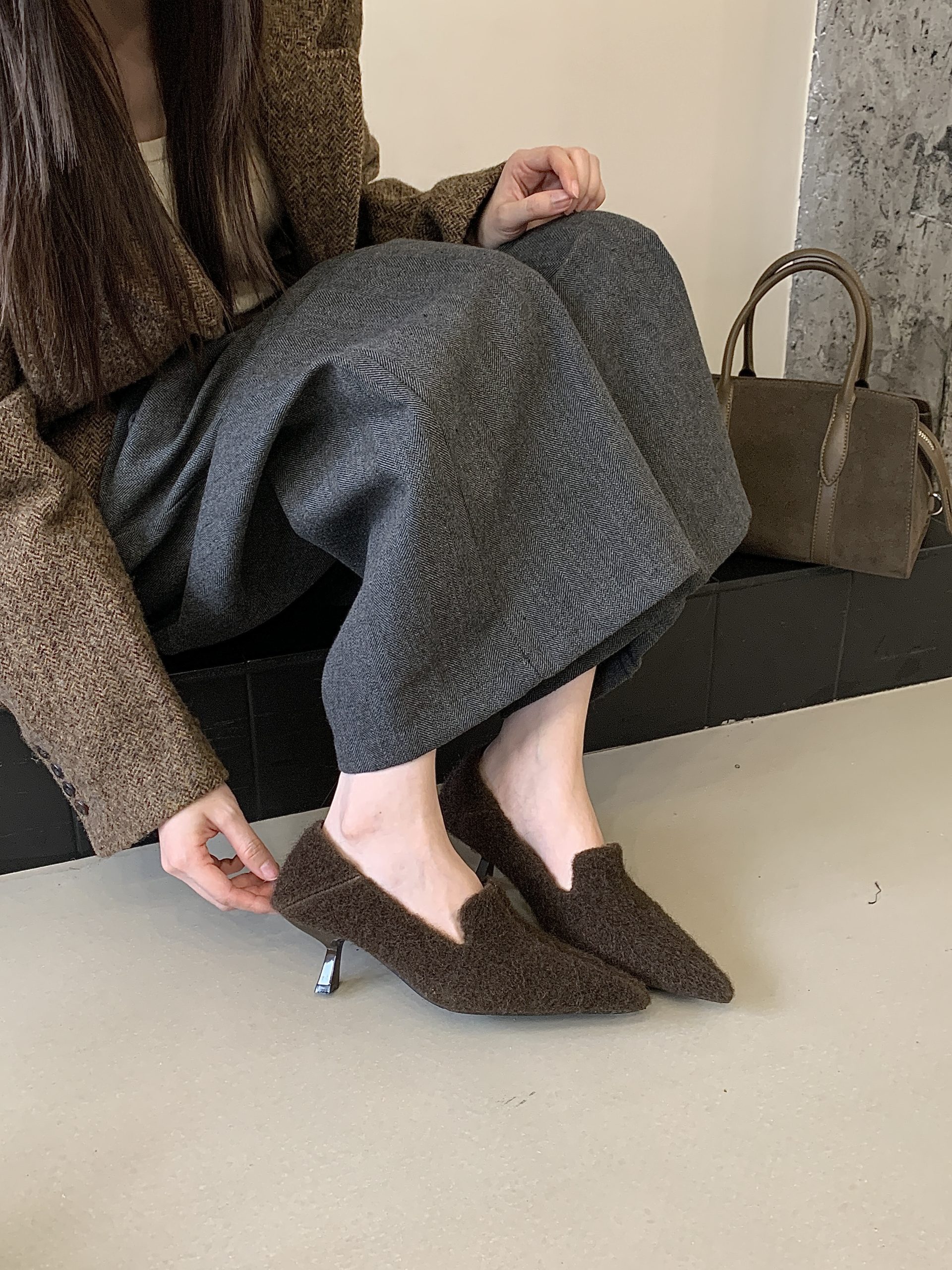 2025 New Winter Women's Pointed Toe Kitten Heel Faux Fur Slip-On Shoes - Image 3